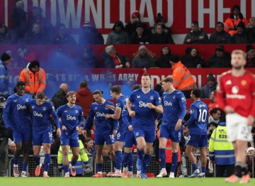 0-1爆冷！2-2绝平！疯狂一夜，曼联倒下，萨索洛险平，吉达联合爆冷