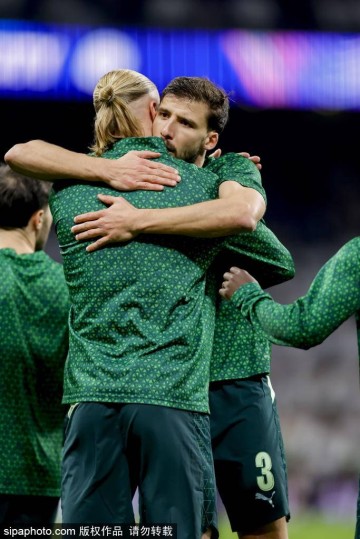 维尼修斯与哈维·阿隆索的“熊抱”：皇马内部矛盾的微妙信号